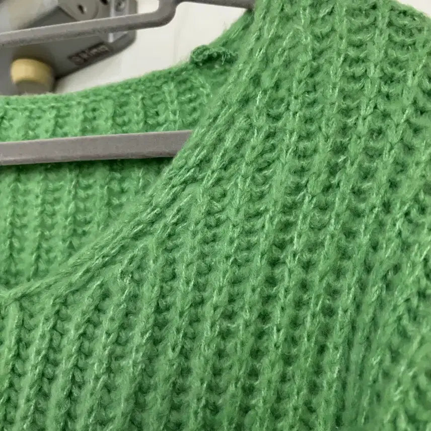 [BUNJANG] Green V-Neck Knit Sweater One Size / 그린 브이넥 니트 스웨터 프리사이즈 새상품)
