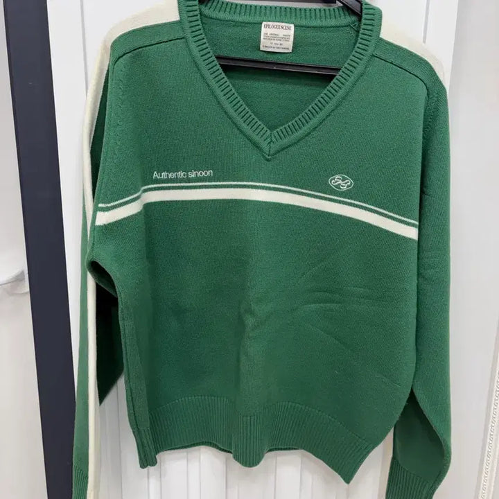[BUNJANG] SINEINN Track Authentic V-Neck Knit Sweater / 시눈 트랙 어센틱 브이넥 니트 그린