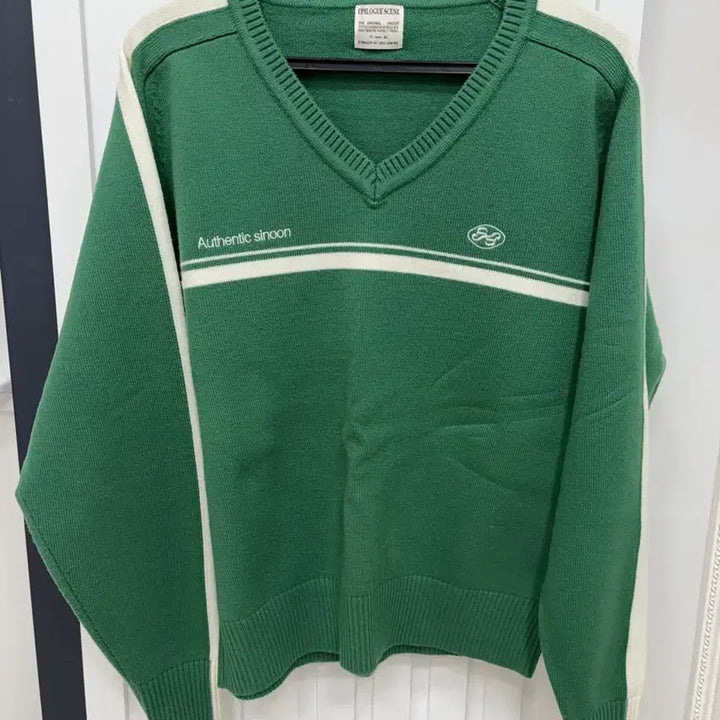 [BUNJANG] SINEINN Track Authentic V-Neck Knit Sweater / 시눈 트랙 어센틱 브이넥 니트 그린