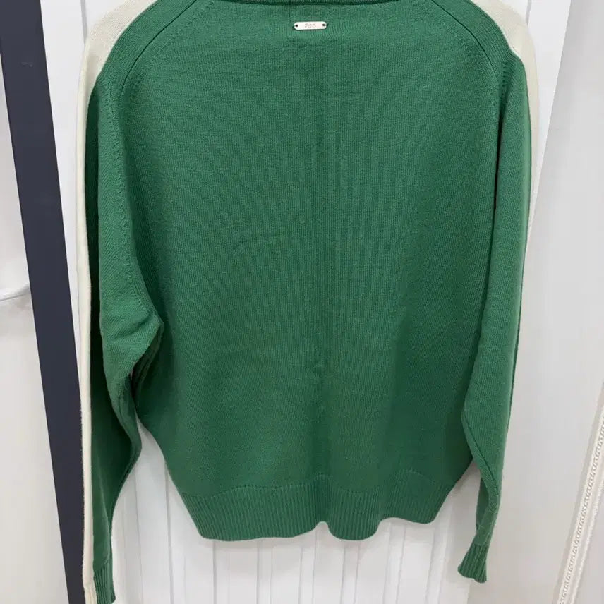 [BUNJANG] SINEINN Track Authentic V-Neck Knit Sweater / 시눈 트랙 어센틱 브이넥 니트 그린