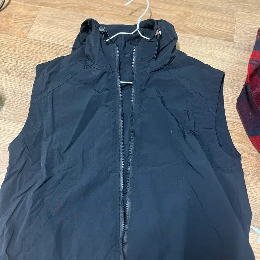 [BUNJANG] Black Hooded Windbreaker Vest / 블랙 후드 바람막이 조끼 판매합니다