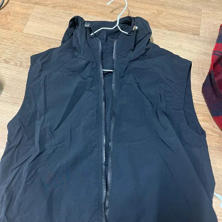 [BUNJANG] Black Hooded Windbreaker Vest / 블랙 후드 바람막이 조끼 판매합니다