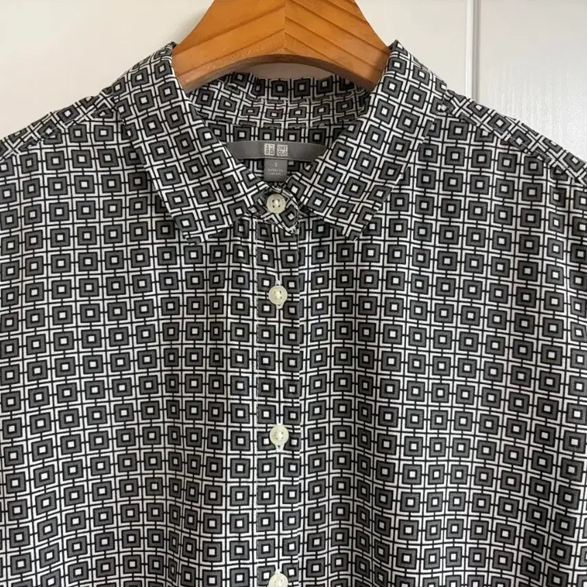 [BUNJANG] Uniqlo Vintage Rayon Patterned Blouse Shirt / (일본 수입 빈티지)유니클로 나시 블라우스 셔츠 패턴 레이온 S