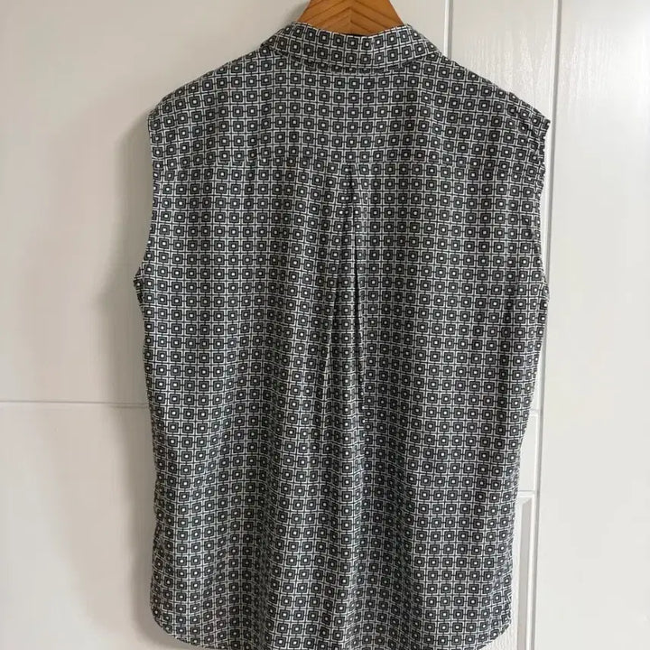 [BUNJANG] Uniqlo Vintage Rayon Patterned Blouse Shirt / (일본 수입 빈티지)유니클로 나시 블라우스 셔츠 패턴 레이온 S