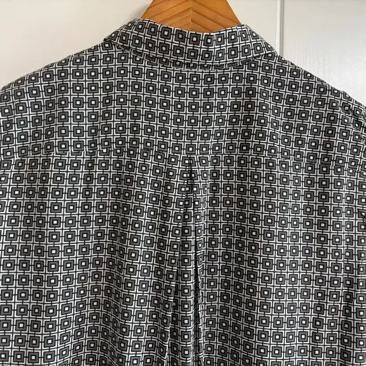 [BUNJANG] Uniqlo Vintage Rayon Patterned Blouse Shirt / (일본 수입 빈티지)유니클로 나시 블라우스 셔츠 패턴 레이온 S
