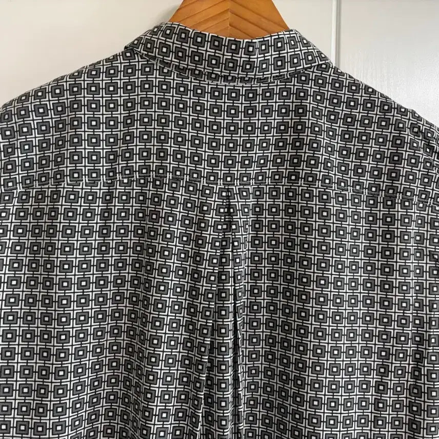 [BUNJANG] Uniqlo Vintage Rayon Patterned Blouse Shirt / (일본 수입 빈티지)유니클로 나시 블라우스 셔츠 패턴 레이온 S