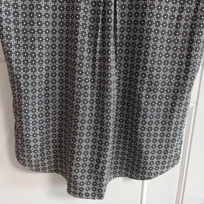 [BUNJANG] Uniqlo Vintage Rayon Patterned Blouse Shirt / (일본 수입 빈티지)유니클로 나시 블라우스 셔츠 패턴 레이온 S