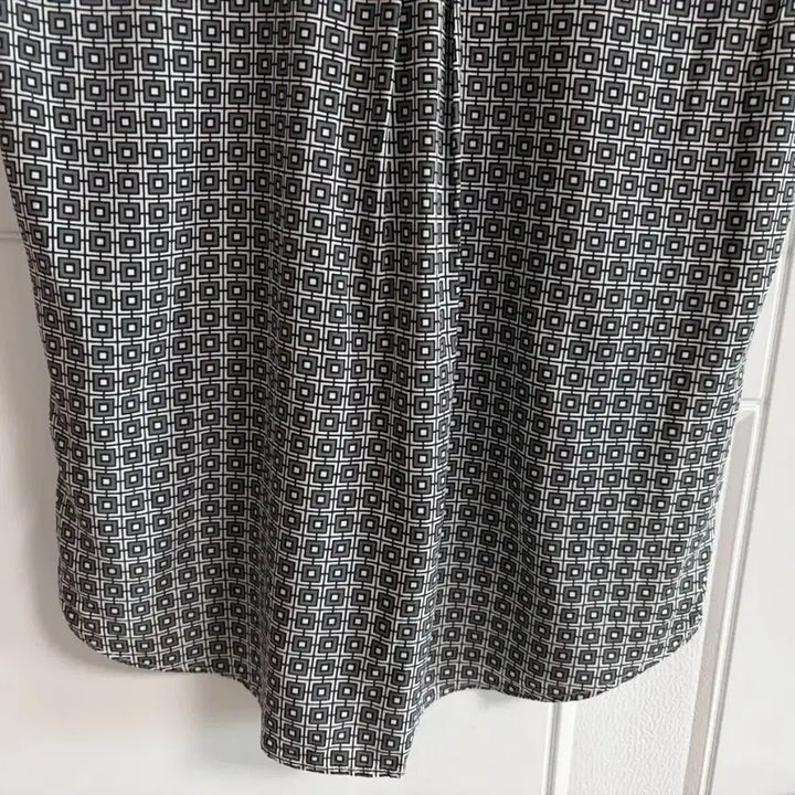 [BUNJANG] Uniqlo Vintage Rayon Patterned Blouse Shirt / (일본 수입 빈티지)유니클로 나시 블라우스 셔츠 패턴 레이온 S