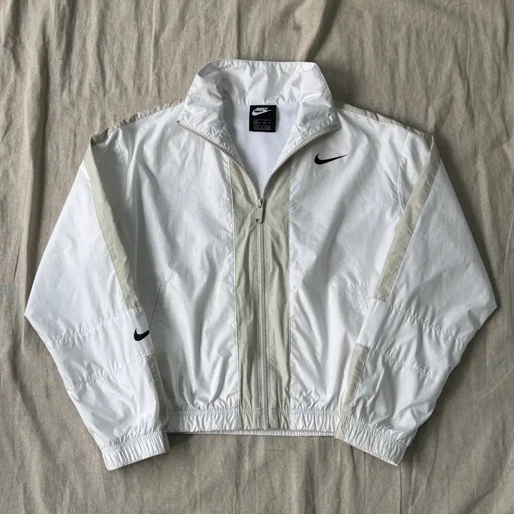 [SOLD OUT] 나이키 우먼 백로고 화이트 크롭 바람막이 XS
