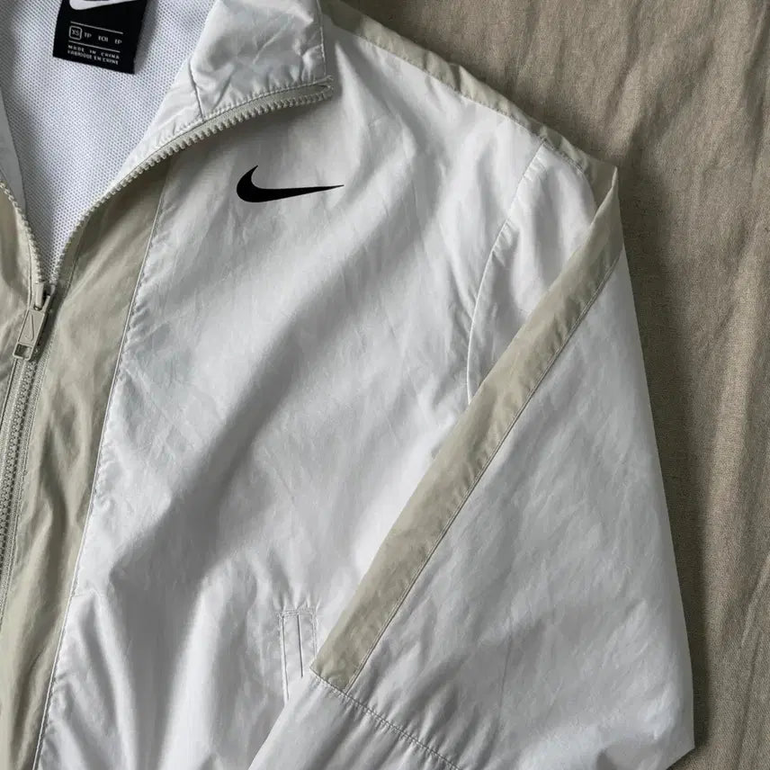 [SOLD OUT] 나이키 우먼 백로고 화이트 크롭 바람막이 XS