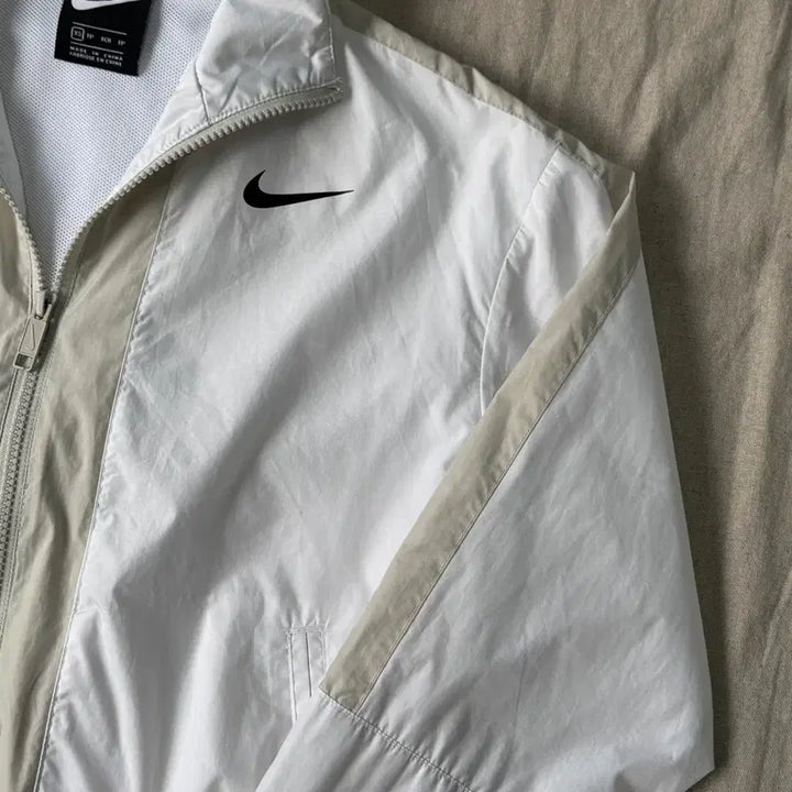 [SOLD OUT] 나이키 우먼 백로고 화이트 크롭 바람막이 XS