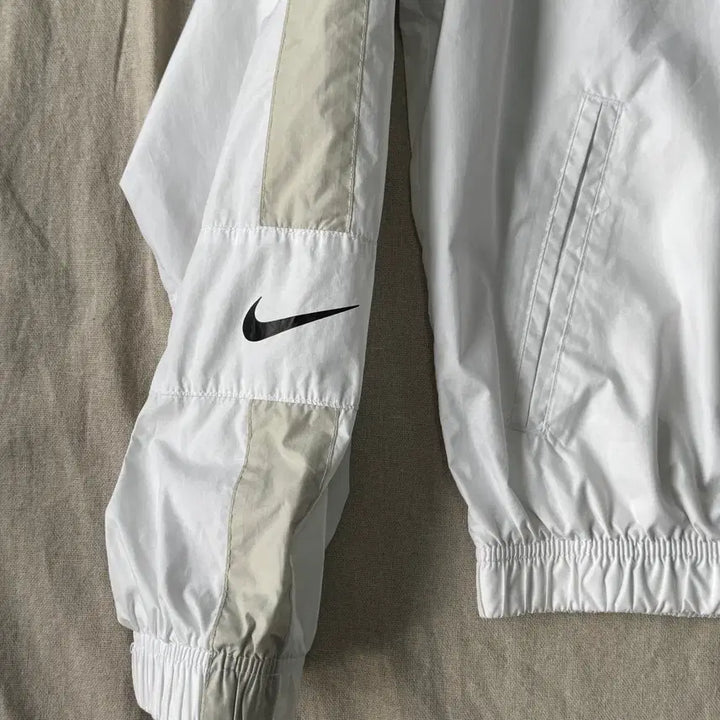 [SOLD OUT] 나이키 우먼 백로고 화이트 크롭 바람막이 XS