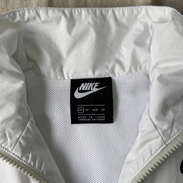 [SOLD OUT] 나이키 우먼 백로고 화이트 크롭 바람막이 XS