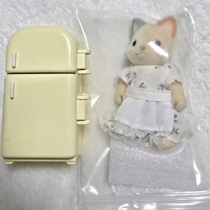 [SOLD OUT] 실바니안 구버전냉장고 + 삼색냥이