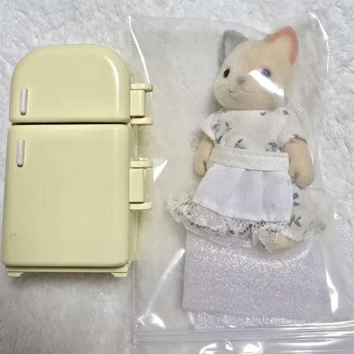 [SOLD OUT] 실바니안 구버전냉장고 + 삼색냥이