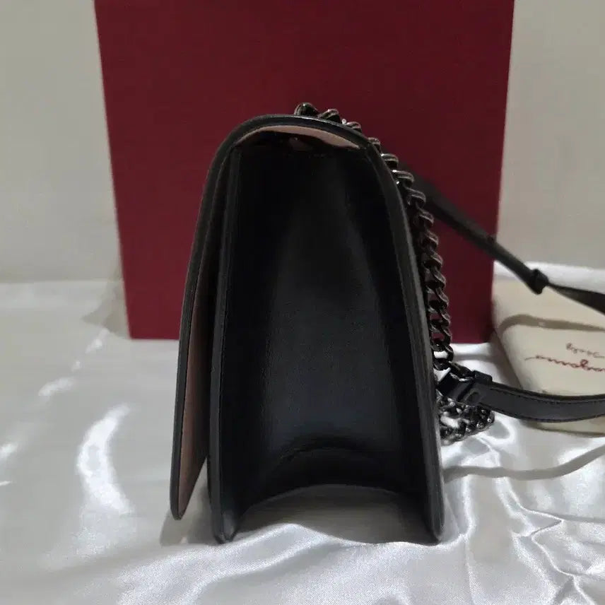 [BUNJANG] Ferragamo Vara Ribbon Chain Shoulder Bag / 페라가모 바라 리본 체인 숄더백 정품