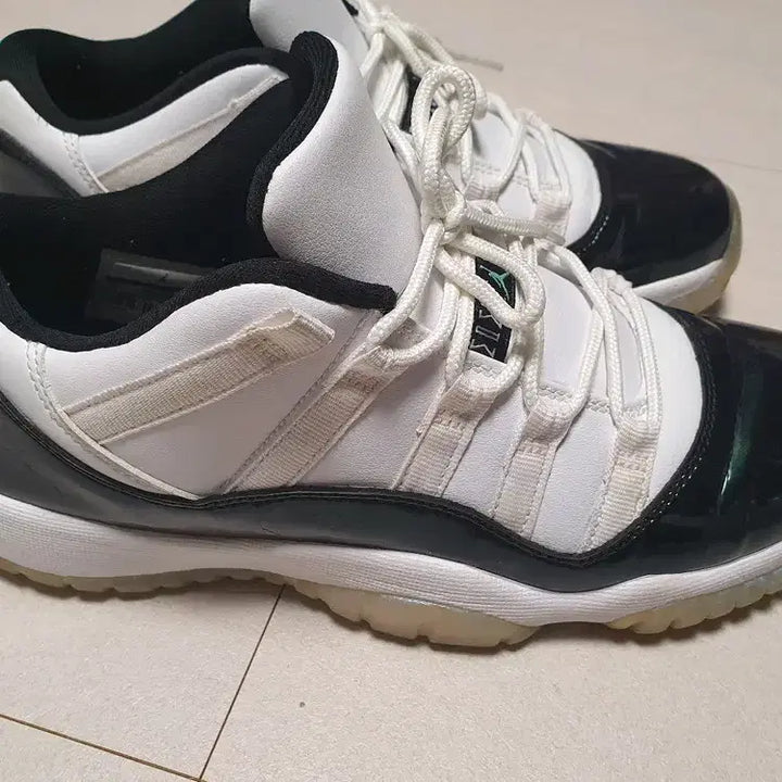 [BUNJANG] Nike Jordan 11 Easter GS 250mm Sneakers / 조던 11 이스터 GS 250mm
