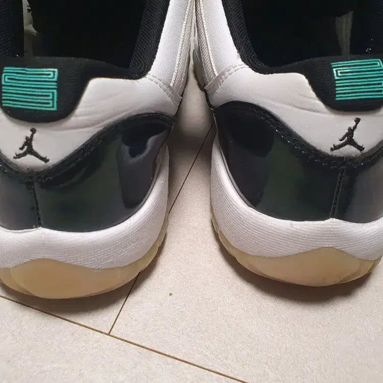 [BUNJANG] Nike Jordan 11 Easter GS 250mm Sneakers / 조던 11 이스터 GS 250mm