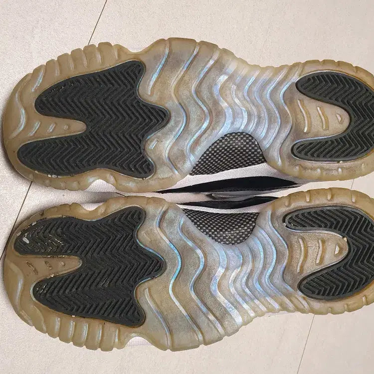[BUNJANG] Nike Jordan 11 Easter GS 250mm Sneakers / 조던 11 이스터 GS 250mm