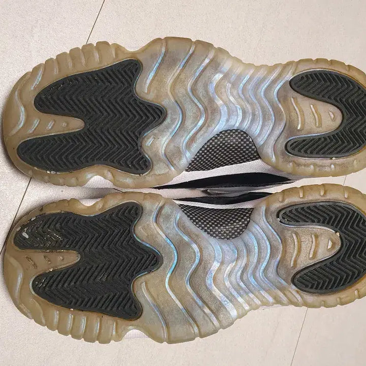 [BUNJANG] Nike Jordan 11 Easter GS 250mm Sneakers / 조던 11 이스터 GS 250mm