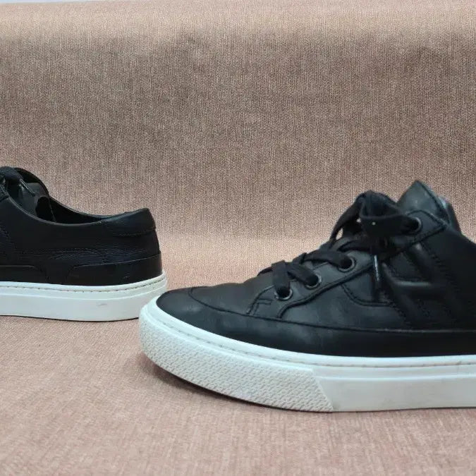 [SOLD OUT] 에르메스 정품  37사이즈- 딥 블랙 카프스킨 레더 스니커즈
