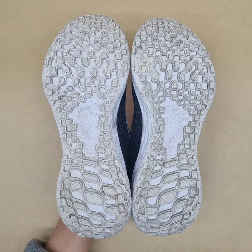 [BUNJANG] Nike Revolution 6 Sneakers 240 / 나이키 레볼루션 6 운동화 240