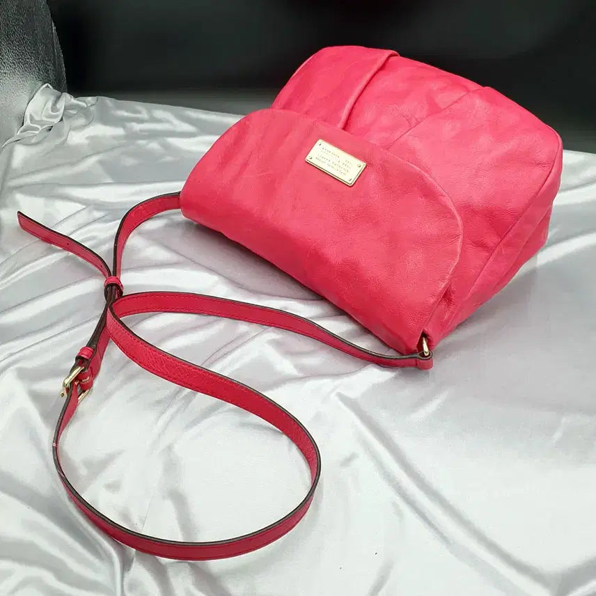 [BUNJANG] Marc by Marc Jacobs Leather Crossbody Bag / 마크바이마크제이콥스 핫핑크 가죽 숄더백 크로스백 중고 가방 은피아노