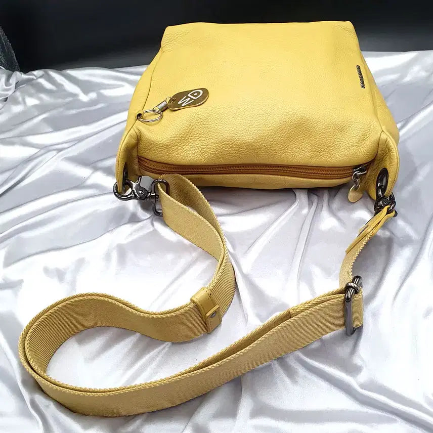 [SOLD OUT] 만다리나덕 가죽 화사한 숄더백 크로스백 중고 정품 가방 은피아노