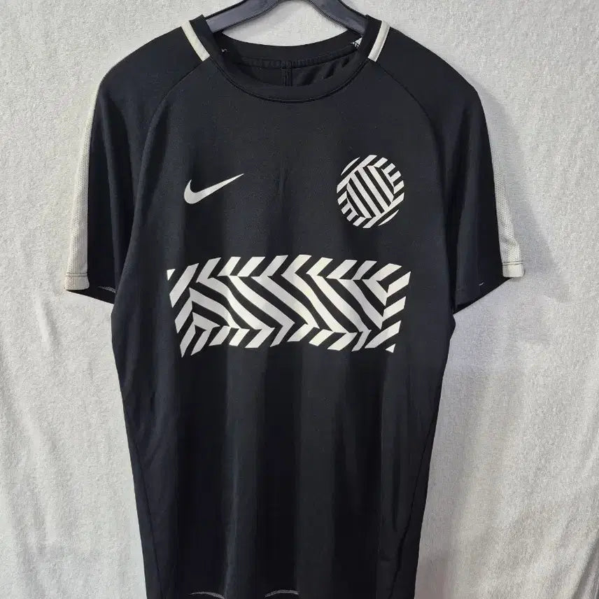 [BUNJANG] Nike Black Vintage Pattern T-shirt / {만원빈티지}(L) 나이키 블랙 반팔 티셔츠