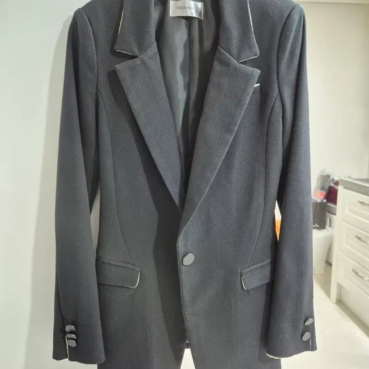 [BUNJANG] Black Slim Fit Jacket (Size S) / 여성 블랙 슬림 자켓