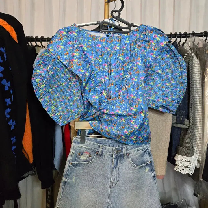 [SOLD OUT] 블루 플라워 셔링 플리츠 블라우스