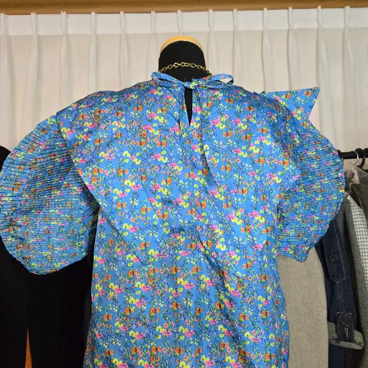 [SOLD OUT] 블루 플라워 셔링 플리츠 블라우스