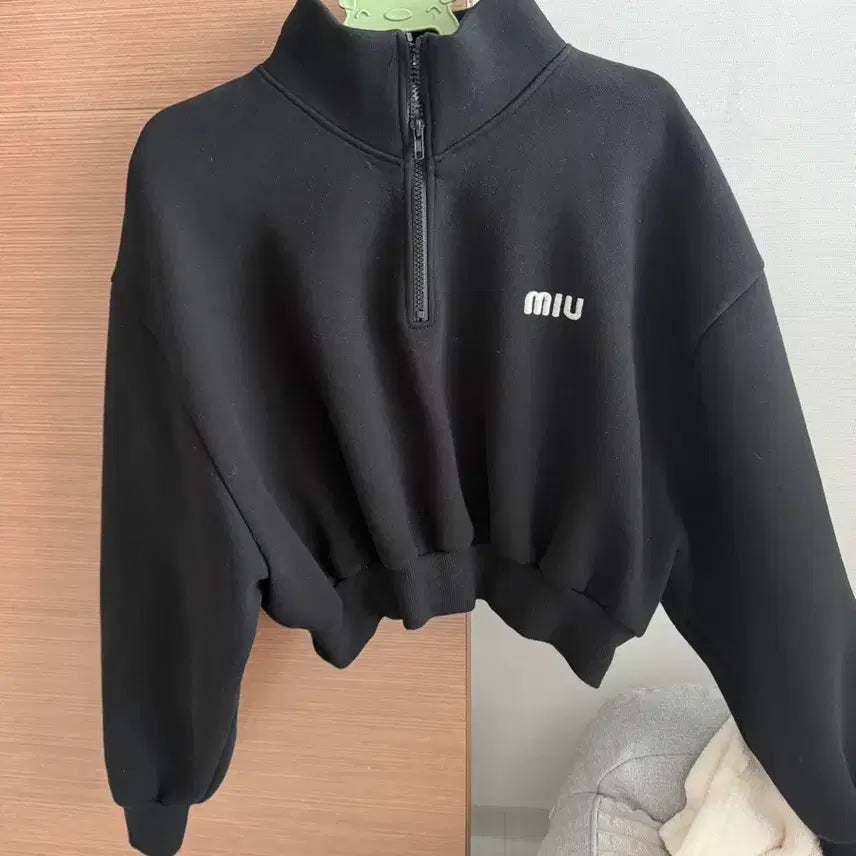 [BUNJANG] Miu Black Sweatshirt / 미우맨투맨
