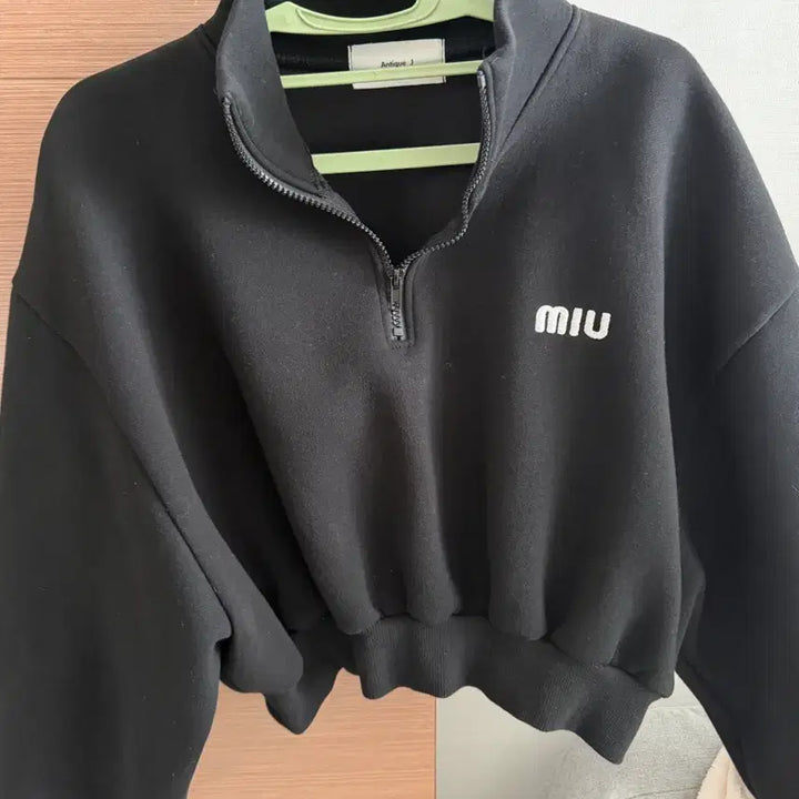 [BUNJANG] Miu Black Sweatshirt / 미우맨투맨