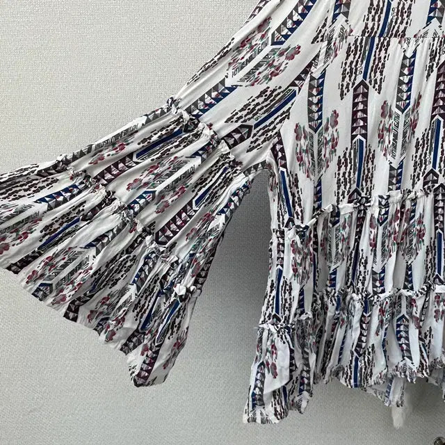 [BUNJANG] White Indie Printed Tiered Blouse / 화이트 인디 프린팅 티어드 블라우스
