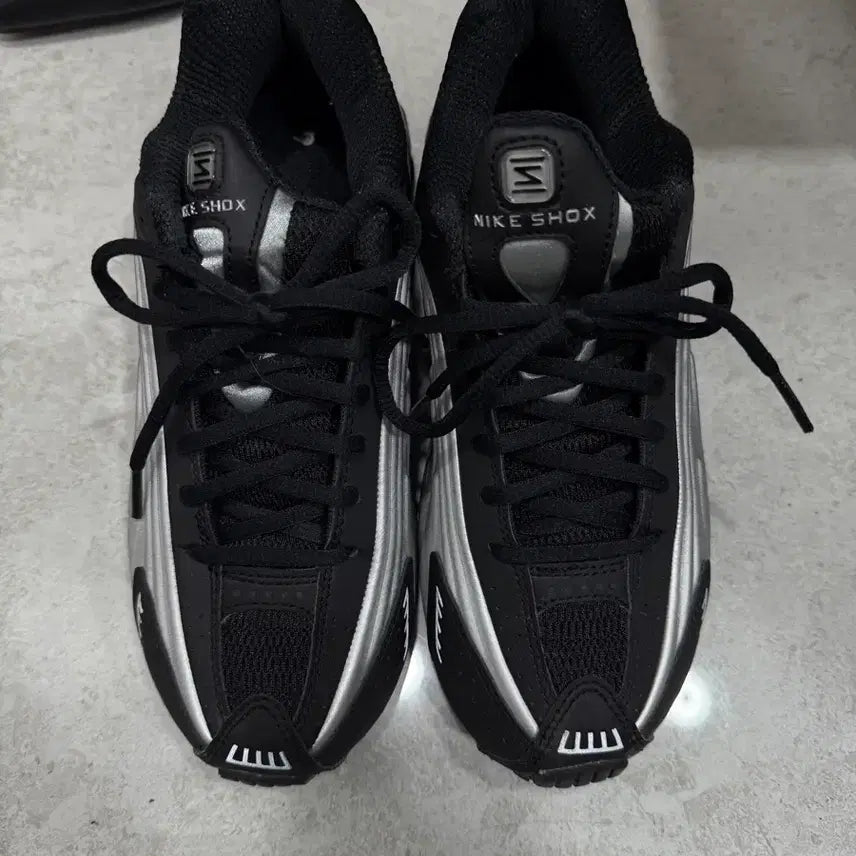 [BUNJANG] Nike Shox R4 Metallic Silver and Black Sneakers / 나이키 샥스 R4 메탈릭 실버 앤 블랙