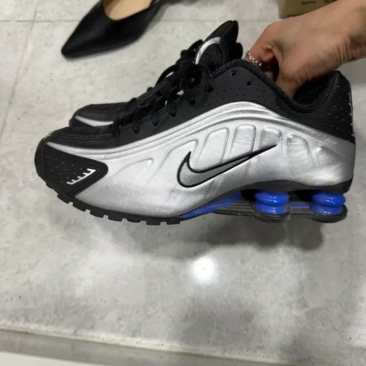 [BUNJANG] Nike Shox R4 Metallic Silver and Black Sneakers / 나이키 샥스 R4 메탈릭 실버 앤 블랙