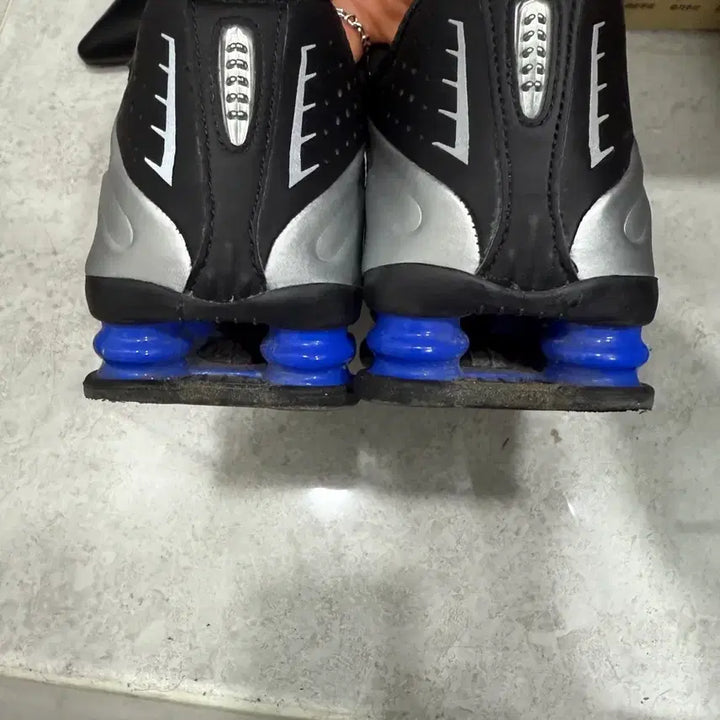 [BUNJANG] Nike Shox R4 Metallic Silver and Black Sneakers / 나이키 샥스 R4 메탈릭 실버 앤 블랙