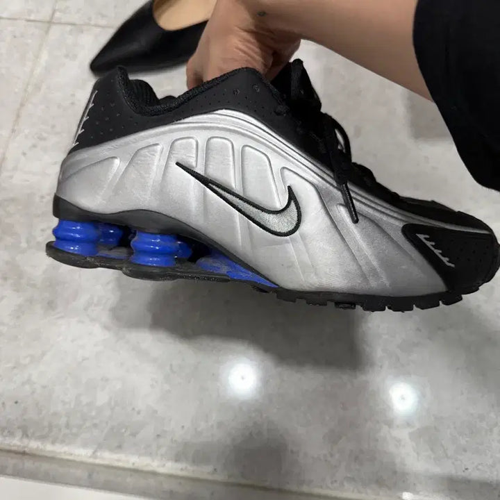 [BUNJANG] Nike Shox R4 Metallic Silver and Black Sneakers / 나이키 샥스 R4 메탈릭 실버 앤 블랙