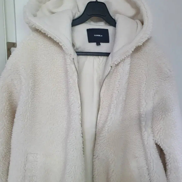[BUNJANG] Clyde N Poggle Hooded Zip-Up Jacket White Fleece / 클라이드앤 뽀글이 후드 집업 자켓 85 화이트 양털 후리스 플리스