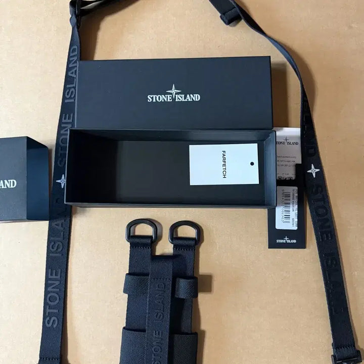 [BUNJANG] Stone Island Elastic Logo Phone Case with Strap / (새제품) 스톤아일랜드 엘라스틱 로고 폰 케이스