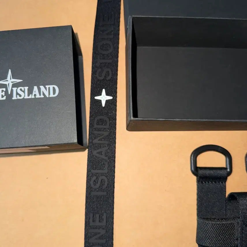 [BUNJANG] Stone Island Elastic Logo Phone Case with Strap / (새제품) 스톤아일랜드 엘라스틱 로고 폰 케이스