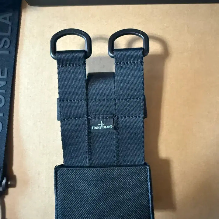 [BUNJANG] Stone Island Elastic Logo Phone Case with Strap / (새제품) 스톤아일랜드 엘라스틱 로고 폰 케이스