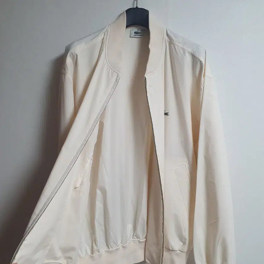 [BUNJANG] Lacoste Lightweight Windbreaker Jacket Light Beige / 라코스테 크록로고 경량 블루종 바람막이 자켓 라이트 베이지 105