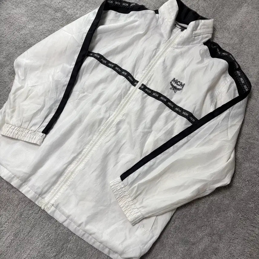 [BUNJANG] MCM White Logo Side Line Embroidered Windbreaker / 빈티지 mcm 화이트 로고 사이드라인 자수 바람막이