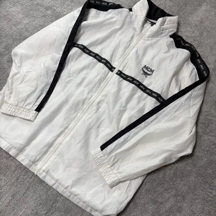 [BUNJANG] MCM White Logo Side Line Embroidered Windbreaker / 빈티지 mcm 화이트 로고 사이드라인 자수 바람막이