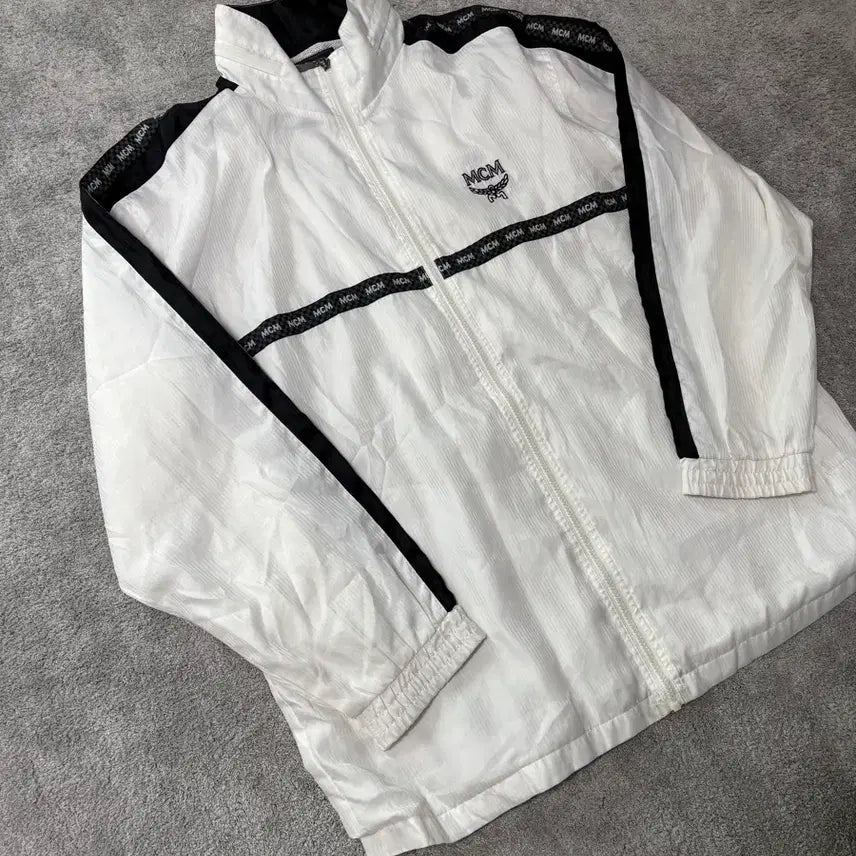 [BUNJANG] MCM White Logo Side Line Embroidered Windbreaker / 빈티지 mcm 화이트 로고 사이드라인 자수 바람막이