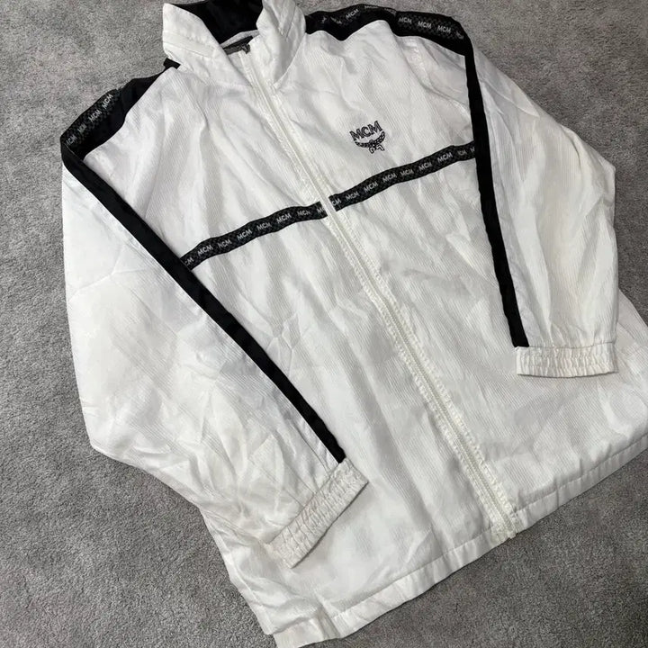 [BUNJANG] MCM White Logo Side Line Embroidered Windbreaker / 빈티지 mcm 화이트 로고 사이드라인 자수 바람막이