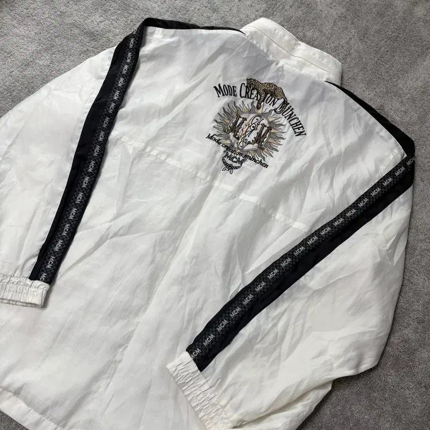 [BUNJANG] MCM White Logo Side Line Embroidered Windbreaker / 빈티지 mcm 화이트 로고 사이드라인 자수 바람막이
