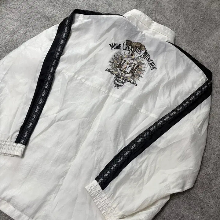 [BUNJANG] MCM White Logo Side Line Embroidered Windbreaker / 빈티지 mcm 화이트 로고 사이드라인 자수 바람막이